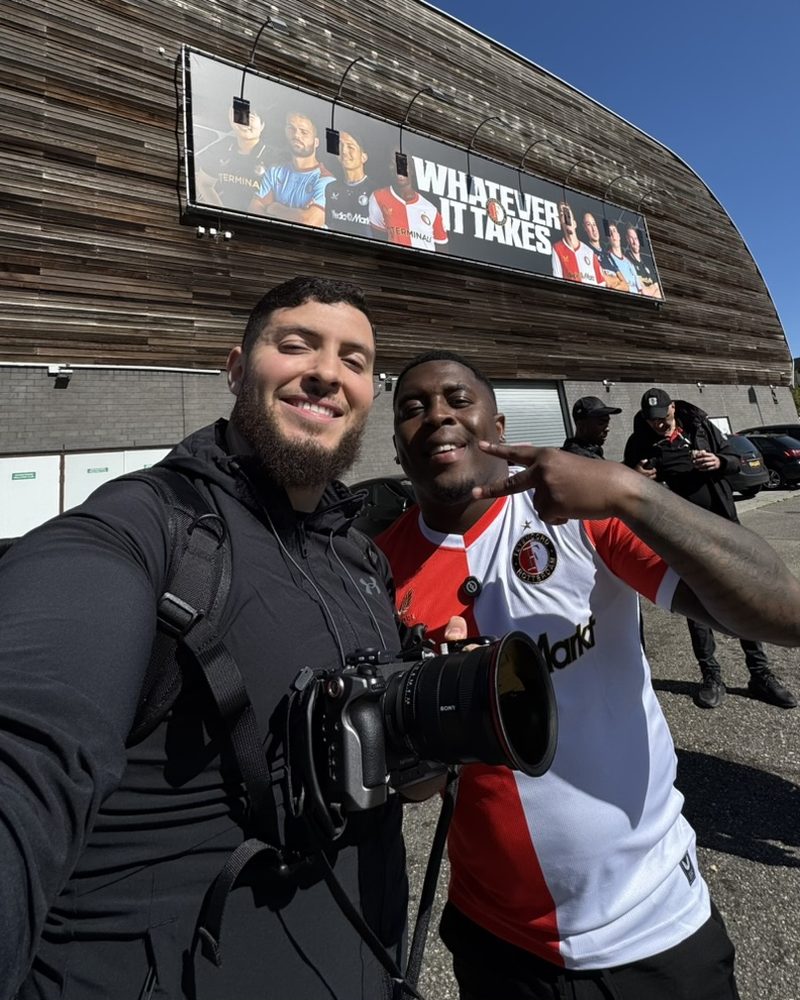 Selfie van Nabil en Rarko bij het stadion